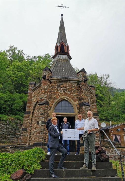 Siegfried Sturm, Helmut Pawlik, Klaus Brixius und Josef Weckbecker freuen sich über den Spendenscheck den Ulrich Oster überreichte.