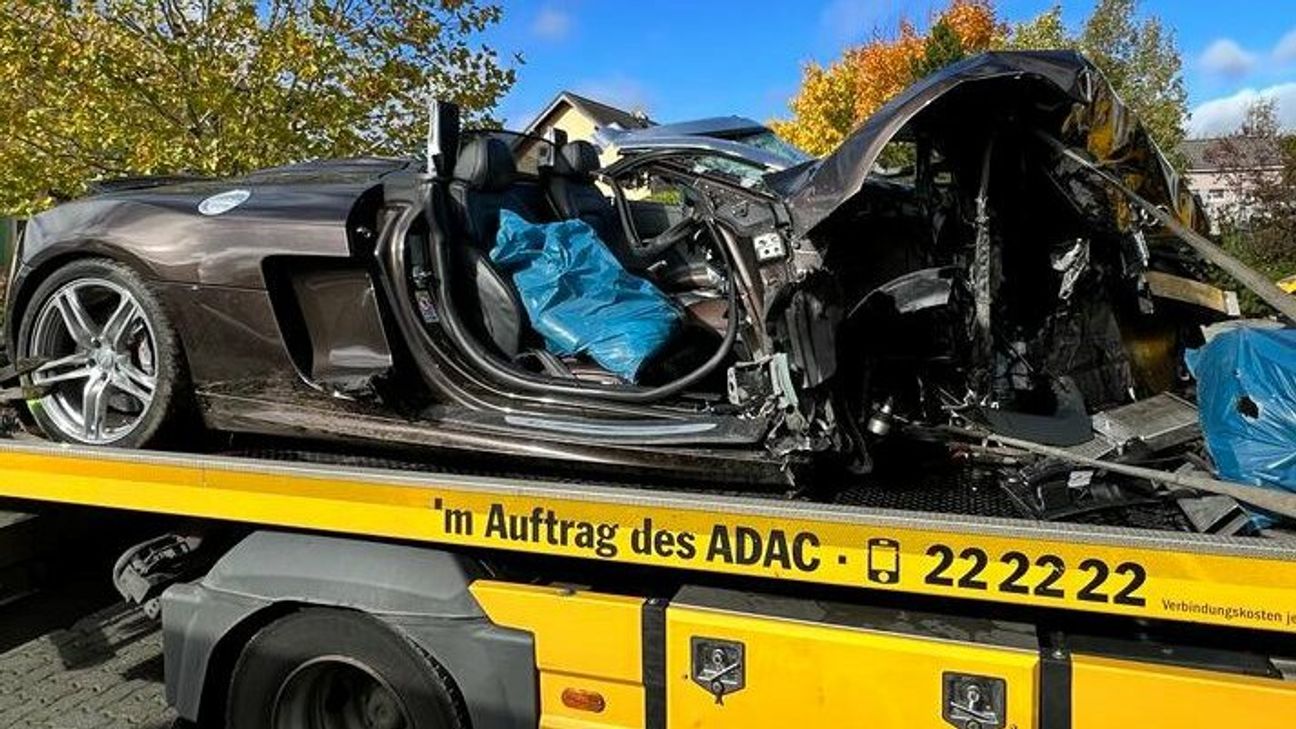 Das Fahrzeug wurde bei dem Unfall zerstört.