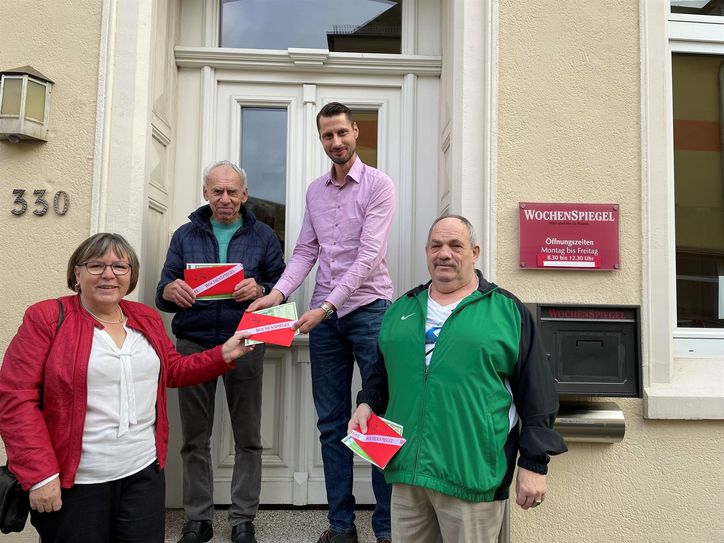 WochenSpiegel-Mitarbeiter Thomas de Haan (2.v.re.) überreichte die Shopping Cards an die Gewinner Karin Schlarb, Willi Korz und Andreas Quint.
