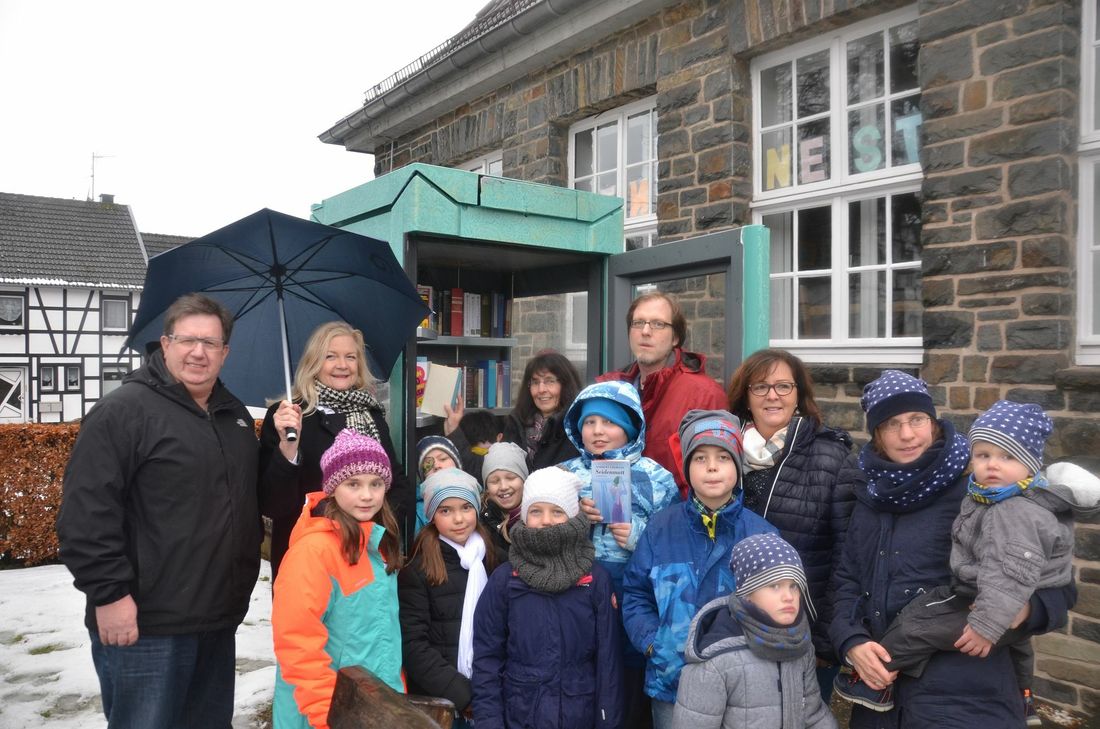 Großes Gedränge um den neuen bunten Bücherschrank: Matthias Steffens (l.) und Margareta Ritter (2.v.l.) sowie Vera Gottfried (hinten v.r.), der stellvertretende Schulleiter Marcus Schoeps und Renate Huppertz von der Schulbücherei »Eulennest« mit interessierten Schülern und Eltern.