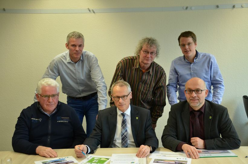 Vertreter von Gemeinde, TSV Kesternich und SV Nordeifel haben den Startschuss für den Bau des Kunstrasenplatzes gegeben.