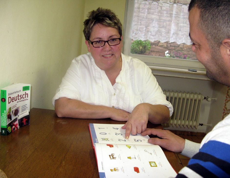 In einer Anwenderschulung wurden Computer zur Verfügung gestellt, mit denen Neuzugewanderte darin unterstützt werden, selbstständig die deutsche Sprache zu erlernen.