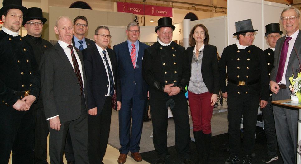 HWK-Hauptgeschäftsführer Axel Bettendorf (6.v.l.), Günther Schartz (4.v.l.hinten), Thomas Griese (1.v.r.), Katarina Barlay (4.v.r.), zusammen mit den Ausstellern der Schornsteinfegerinnung Trier.