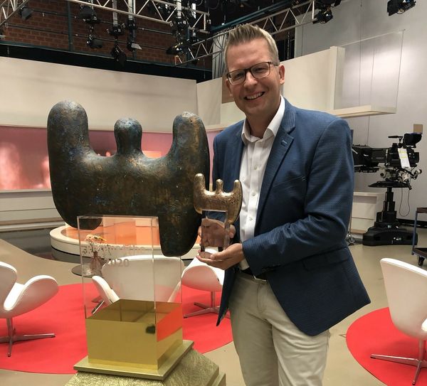 Tobias Marenberg mit dem Preis für sein ehrenamtliches Engagement.                Foto: Stephanie Marenberg