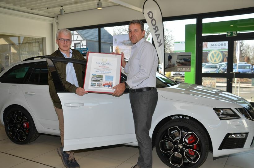 WochenSpiegel-Mediaberater Uwe Voßen (l.) übergab die Urkunde an Stefan Nießen, Centerleiter bei Jacobs Automobile Simmerath in Kesternich. Foto: Fö