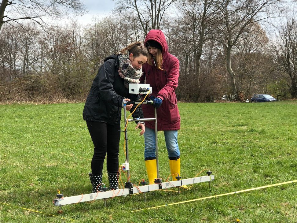 Geophysik-Studenten des Archäologischen Institutes der Uni Köln nahmen Grünflächen im Meisenbruch nahe Simmerath unter die Lupe. Foto: T. Förster
