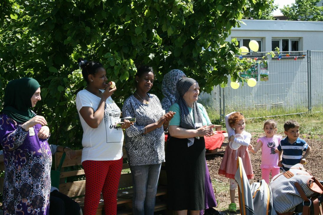 Für schwangere Frauen und junge Mütter sind diese Situationen besonders belastend. Seit einem Jahr gibt es daher in der Aufnahmeeinrichtung für Asylbegehrende in der Luxemburger Straße in Trier ein Hebammenprojekt: Einmal in der Woche kommt eine Hebamme in die durch den Caritasverband Trier betreute Einrichtung und trifft sich mit Schwangeren und jungen Müttern. Foto:Caritasverband Trier