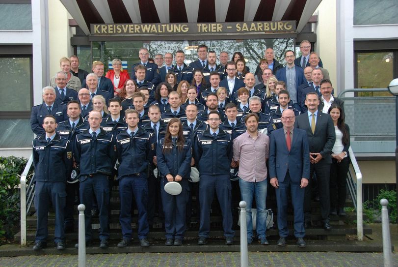 Das Foto zeigt die neuen Polizisten gemeinsam mit Polizeipräsident Lothar Schömann und Christoph Fuchs (v.re.) im Kreise ihrer Vorgesetzten. Foto: Polizei