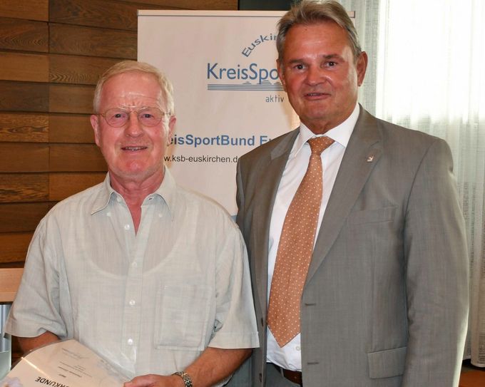 Seit sechs Jahrzehnten macht Dietmar Zinner (links) Jahr für Jahr das Sportabzeichen. Landrat Günter Rosenke überreichte ihm für diese außergewöhnliche Leistung das Abzeichen „Gold 60“. Foto: W. Andres / Kreis Euskirchen