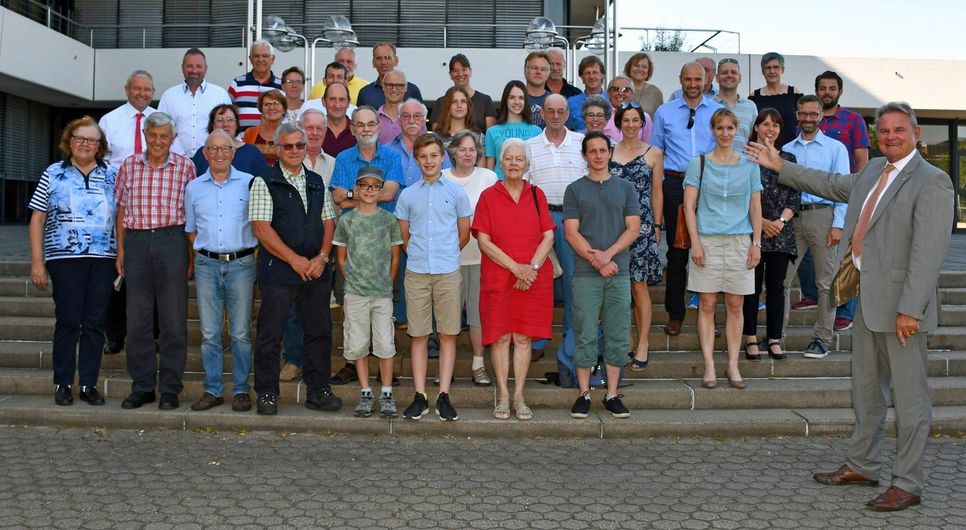 Landrat Günter Rosenke präsentiert die Sieger des Sportabzeichenwettbewerbs 2018. Foto: W. Andres / Kreis Euskirchen