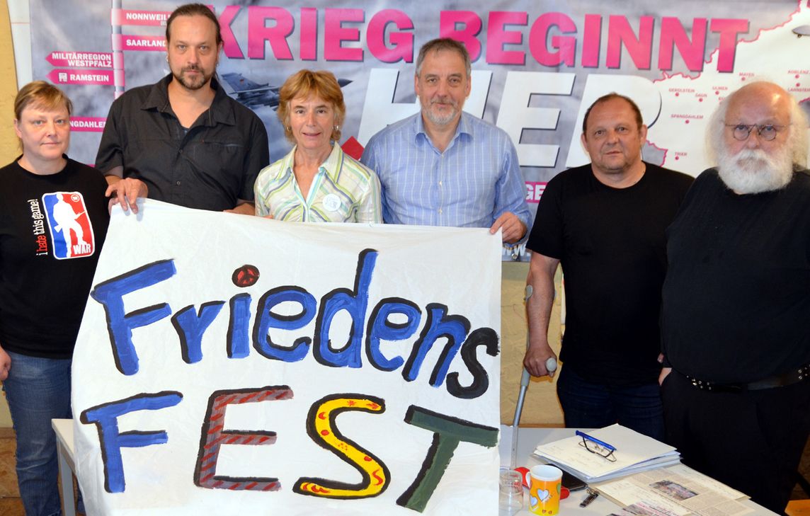 Die Friedensaktivisten wollen mit ihrem Fest am Fuße des Grünebergs – neben der Wendeplatte im Aveler Tal – für eine solidarische Welt ohne Kriege, Drohnen und Atomwaffen und für Abrüstung und Konversion demonstrieren – v. l.: Meike Capps Schubert (GI-Café The Clearing Barrel Kaiserslautern und Military Counseling Network), Markus Pflüger (AGF und DFG-VK Trier), Waltraud Andruet (Pax Christi Saar und Friedensnetz Saar), Pfarrer Detlev Besier (Arbeitsstelle Frieden und Umwelt Speyer, Friedensinitiative Westpfalz), Hermann Anell (AGF) und Kalle Kress (Friedensaktivist Kaiserslautern). Foto: Finkenberg