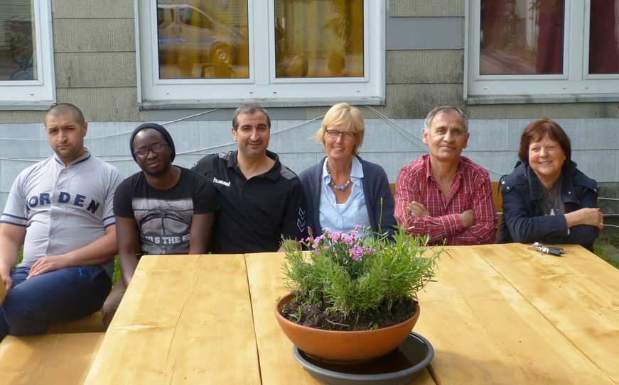 Aus dem Arbeitskreis Langschoss wurde ein gemeinnütziger Verein. Leonie Lepers (r.) und Elisabeth Höfels-Höveler (3.v.r.) gehörten mit zu den Gründungsmitgliedern und sind weiterhin bei der Unterstützung der Flüchtlinge aktiv. Foto: Hoffmann