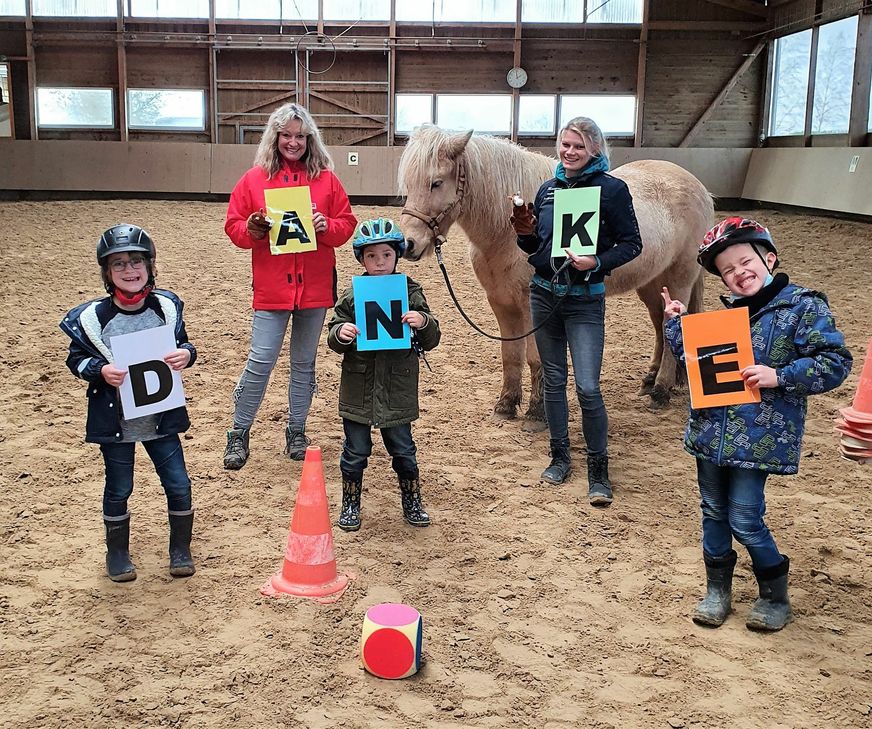 Bedanken sich für die Unterstützung (v.l.): Felix Krames, Elke Irmen-Hürter, Lennard Arns, Michelle Hoffmann, Bartosz Myszlin. Foto: privat