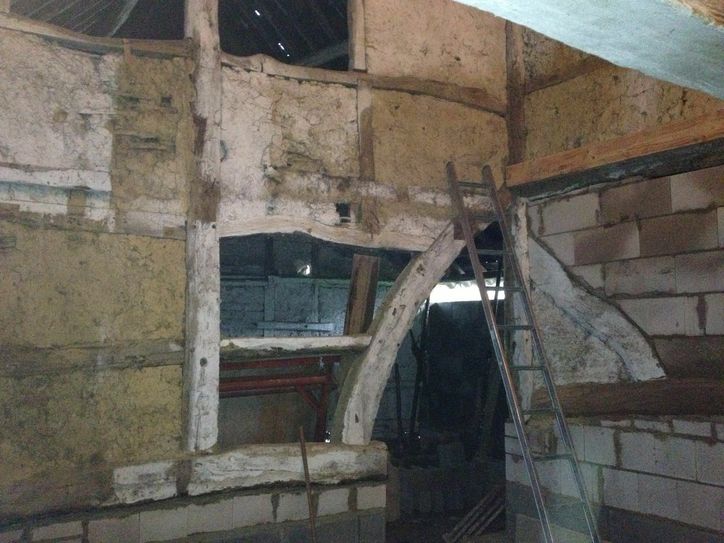 Alt und neu: Aus einem störenden Querbalken wurde ein ansehnlicher Raumtrenner.