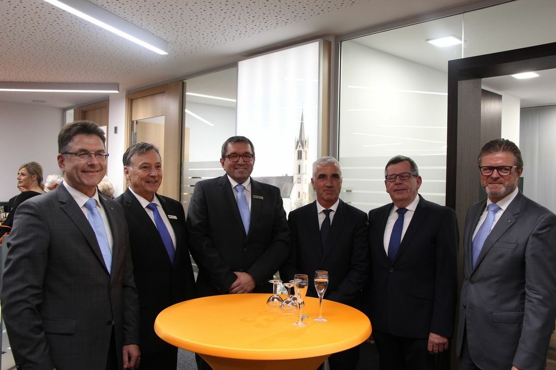 Die Räume der Volksbank in Hermeskeil sind neu gestaltet worden. Den Umbau feiern (von links) Norbert Friedrich, Vorstand der Volksbank Trier EG, Immobilienberater Arthur Rosch, Hermeskeils Regionaldirektor Günter Weber, Planer Hermann Reuter, Ex-Vorstand Werner Dellwing und Vorstand Alfons Jochem. Foto: FF