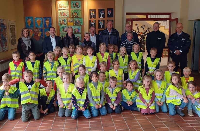 Stolz streiften die Lammersdorfer Schulanfänger in der Kalltalschule ihre neuen Sicherheitswesten über. Mit den gelben Leibchen sind sie damit auch in der dunklen Jahreszeit besser sichtbar.