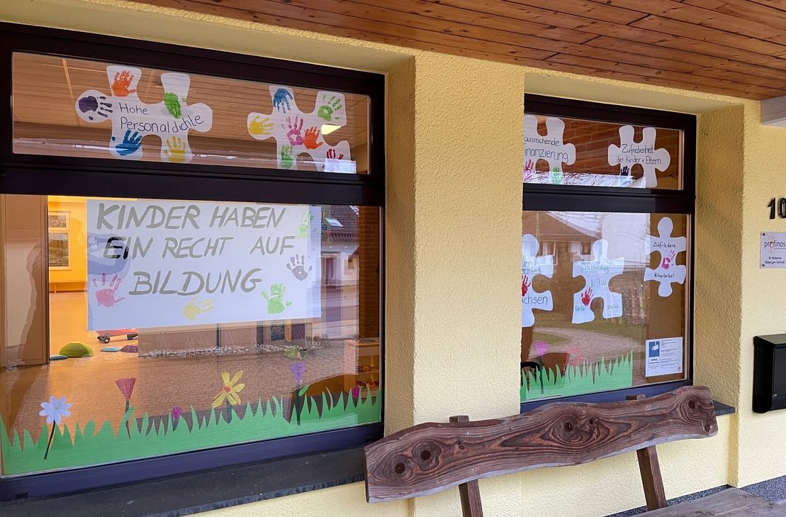 Mit vielen Puzzlenteilen wurden im Schmidter Kindergarten die Forderungen der Aktion »NRW bleib sozial« verdeutlicht. Foto: Privat