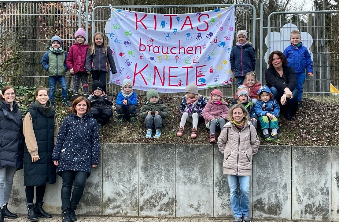 Am Schmidter Kindergarten »St. Hubertus«, der einer von 40 katholischen Kindertageseinrichtungen in Trägerschaft der »profinos gem. GmbH« ist, wurde für bessere Bedingungen demonstriert. Foto: privat