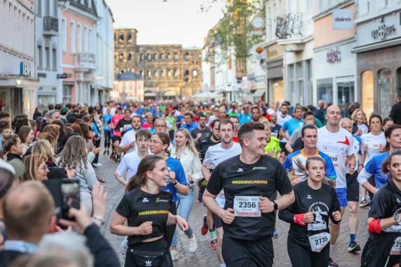 Ein anderes Laufspektakel, war der 10. Firmenlauf vom Verein Silvesterlauf Trier, der durch die Innenstadt von Trier ging.