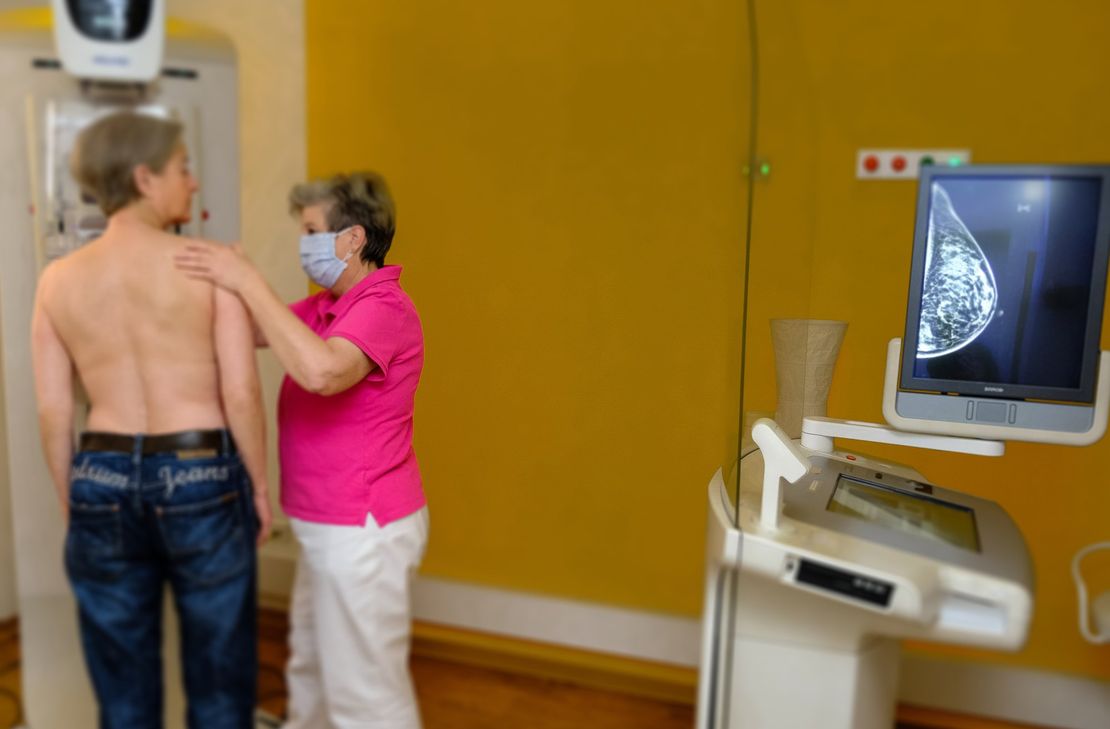 Eine Methode zur Früherkennung von Brustkrebs ist die Mammografie, eine Röntgenuntersuchung der Brust. In Deutschland werden Frauen zwischen 50 und 69 regelmäßig zum Screening eingeladen.