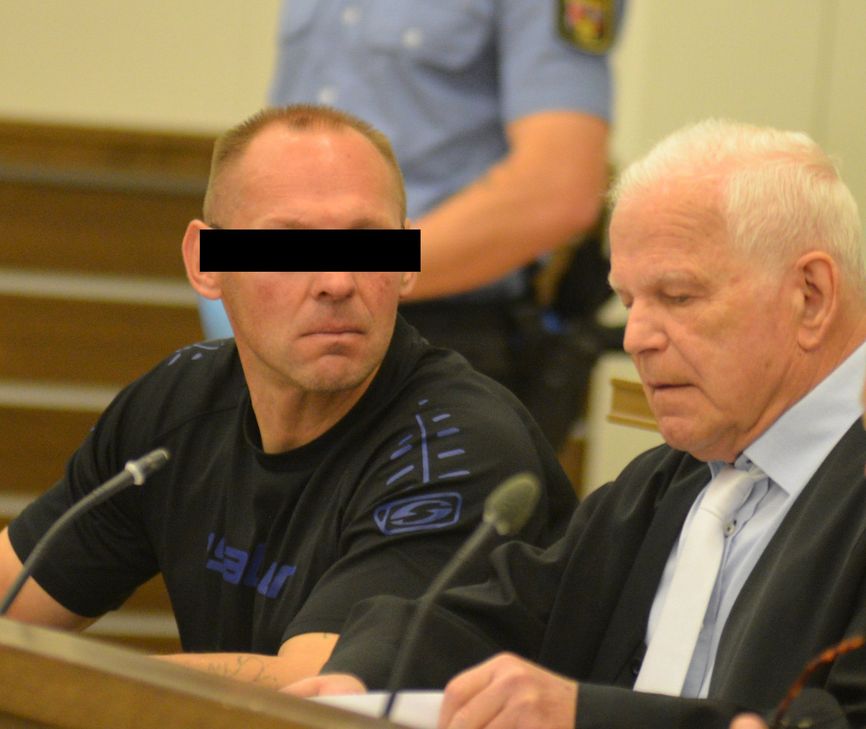 Mariusz P.  (41), hier mit seinen Verteidiger Dr. Gerhard Prengel, wurde wegen zweifachen Mordes und Raubes mit Todesfolge zu einer lebenslangen Freiheitsstrafe verurteilt. Zudem ordnete die Kammer die Sicherungsverwahrung an – die schärfste Waffe des Strafrechts.