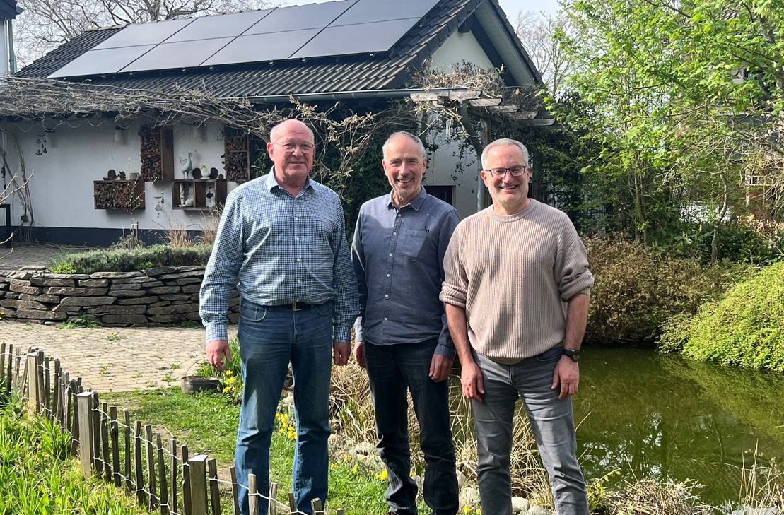 Ein wenig größer als die Solaranlage in Bernward Holles Garten (r.) wird der Solarpark, den die Bürgerenergiegenossenschaft Nordeifel mit seinem Vorstand Rolf Giersberg (l.) und Karl Olfisch an der A44 nahe Eilendorf errichten und betreiben will.