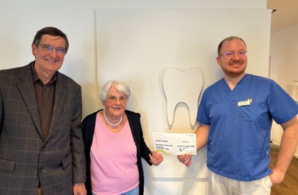 Zahnarzt Patrick Koch (r.) mit Praxis in Simmerath hat Zahngold seiner Patienten gesammelt und den Erlös von 14.827 Euro an den Förderkreis schwerkranke Kinder e.V., vertreten durch Elke Henche und Martin Meinhold, gespendet.