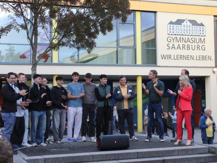 Das neue Motto gut sichtbar am Gymnasium Saarburg.