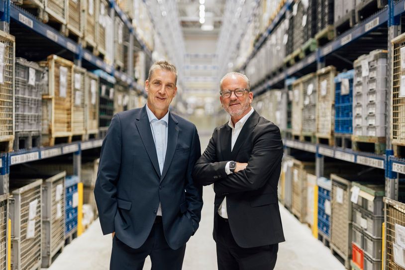 Freuen sich über die neue Logistikhalle am Miele-Standort Euskirchen: Werkleiter Hendrik Krämer (links) und Lars Peter Dierke, Leiter Globales Baumanagement. 	Foto: Miele