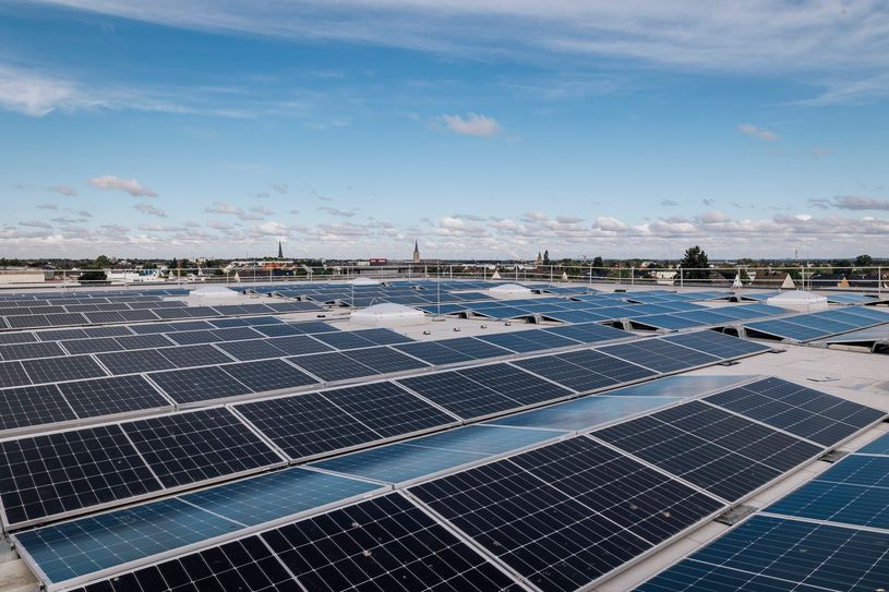 Die Photovoltaik-Anlage auf dem Dach der neuen Logistikhalle am Miele-Standort in Euskirchen besteht aus rund 900 PV-Modulen. Dank Sonnenkraft vom Dach und Erdwärme lassen sich jährlich rund 440 Tonnen Kohlendioxid einsparen. (Foto: Miele)