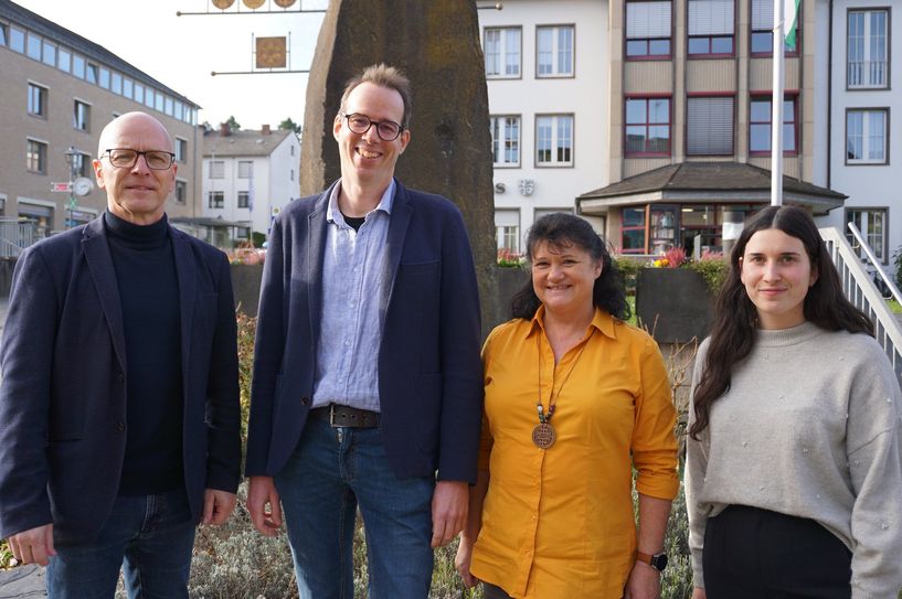 V.l.: Oberbürgermeister Dirk Meid, Dr. Christian Grieshaber, Dagmar Luxem und Teresa Welling.