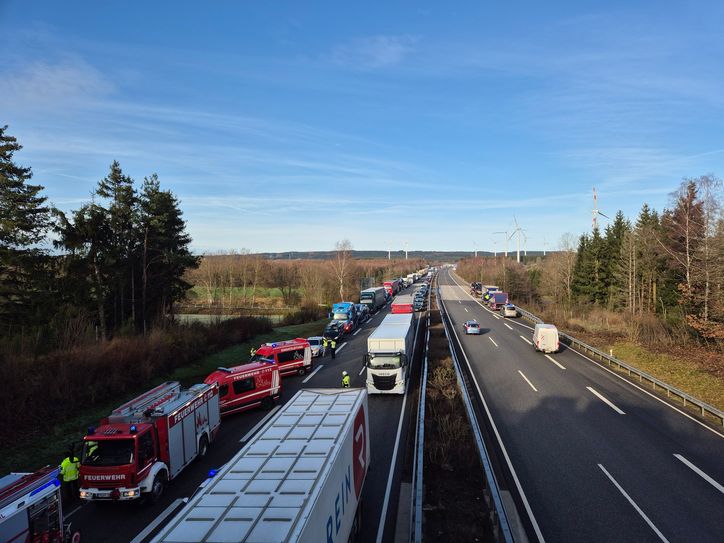 Durch den Unfall bildete sich ein kilometerlanger Rückstau. Die Autobahn musste in Fahrtrichtung Saarbrücken voll gesperrt werden.