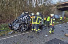 Nach derzeitigem Ermittlungsstand kam ein 55-jähriger PKW-Fahrer aus ungeklärter Ursache nach rechts von der Fahrbahn ab. Das Fahrzeug kollidierte in der Folge mit einem Brückenpfeiler.