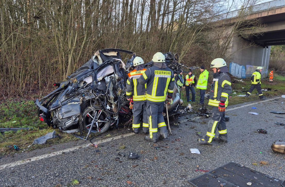 Nach derzeitigem Ermittlungsstand kam ein 55-jähriger PKW-Fahrer aus ungeklärter Ursache nach rechts von der Fahrbahn ab. Das Fahrzeug kollidierte in der Folge mit einem Brückenpfeiler.