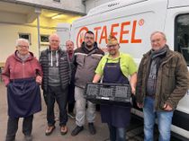 Kräftig anpacken hieß es für den Mechernicher Karnvalsprinzen Torsten I. (Krieg, 2.v.re.), der sich in den Dienst der Mechernicher Tafel stellt.