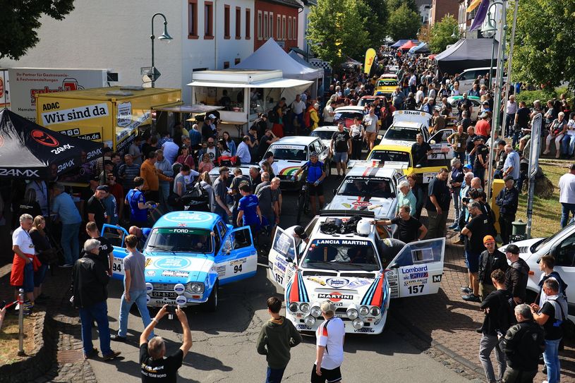 Viel Betrieb am ersten Festival-Tag in der "Rallye-Meile" Laurentiusstraße.