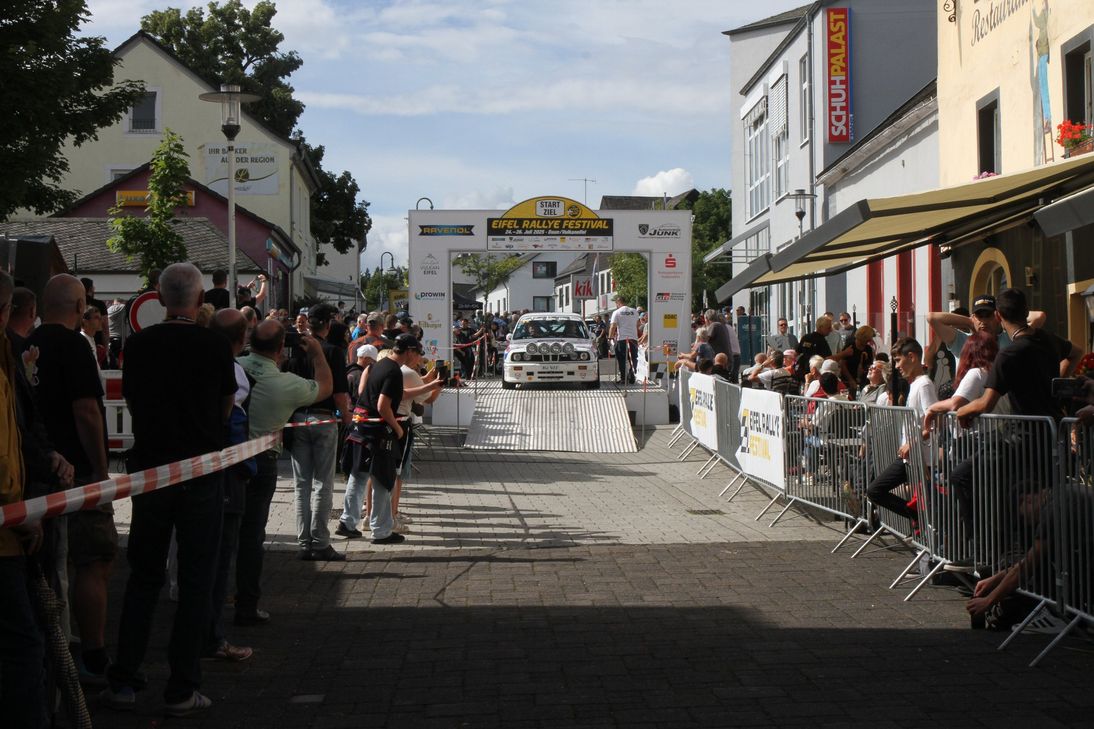 Fans säumen den Weg, insgesamt 800 Ordner sorgen für einen reibungslosen Ablauf.