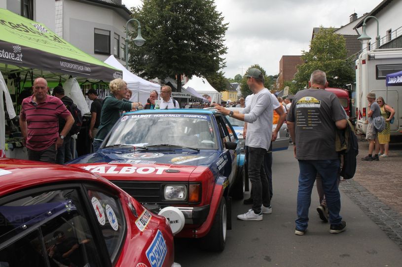 Auf "Tuchfühlung" mit den Boliden gehen und mit Stars ins Gespräch kommen, das bietet sich hier am "Daun Town Day" an.