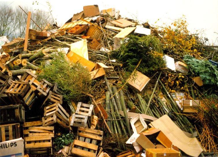 Die Kreisverwaltung Cochem-Zell bittet, das Kunststoffgegenstände, Teppichreste, Altpapier, Kartons, Sägespäne, Ölkanister, Möbel, teergetränkte Weinbergspfähle auf das Martinsfeuer geworfen werden.