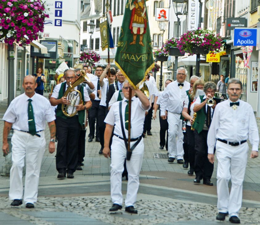 Am Samstagabend ziehen die Schützen durch die Stadt.