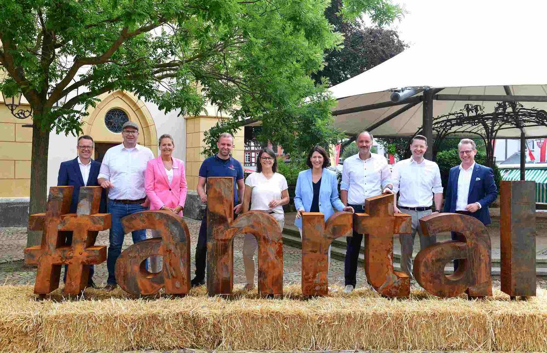 V. l.: Jan F. Kobernuß (ift), Peter Kriechel (Ahrwein e.V.), Meike Carll (Ahrtal-Tourismus), Sebastian Kniel (Vorstand Ahrtal-Tourismus), Ute Körten (Vorstand Ahrtal-Tourismus), Ministerin Daniela Schmitt, Christian Lindner (Vorsitzender Ahrtal-Tourismus), Christian Senk (Geschäftsführer Ahrtal-Tourismus), David Bongart (Projektleiter Tourismuskonzept).