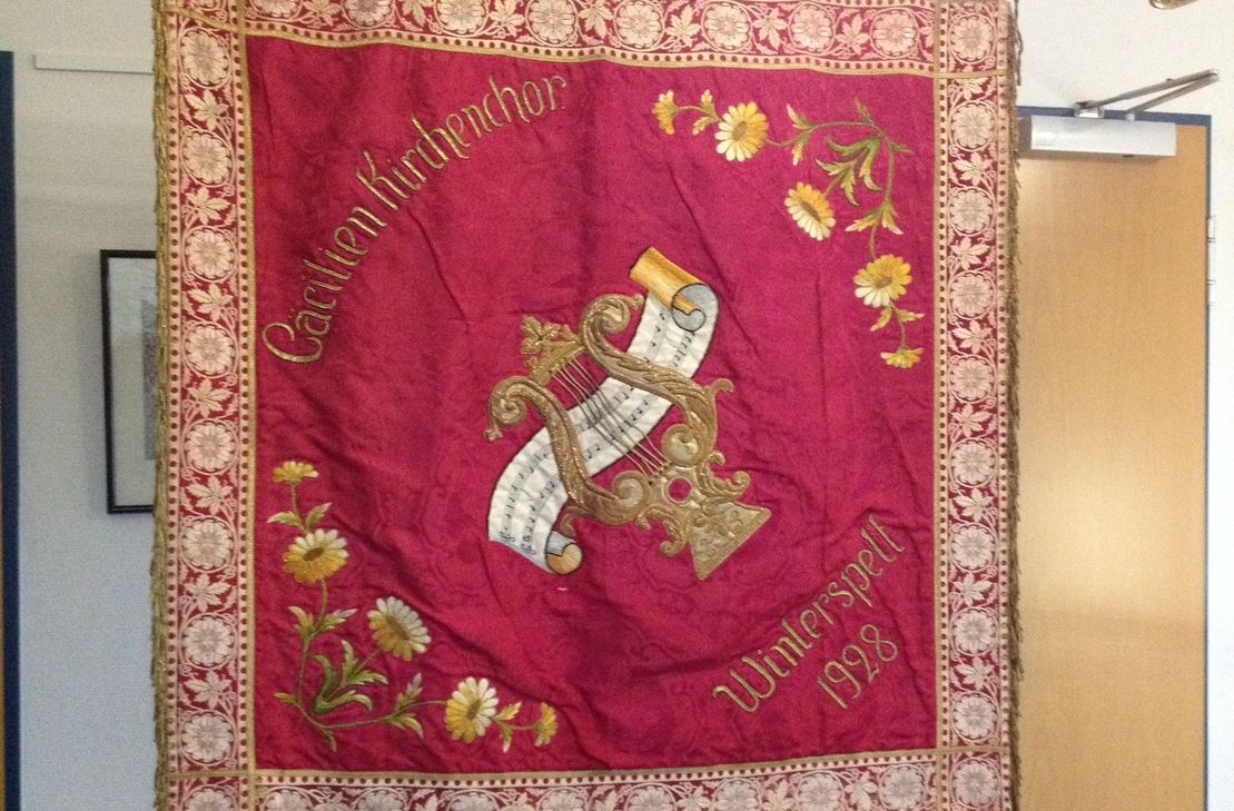 Die Fahne für den Cäcilia Kirchenchor Winterspelt aus dem Jahr 1928