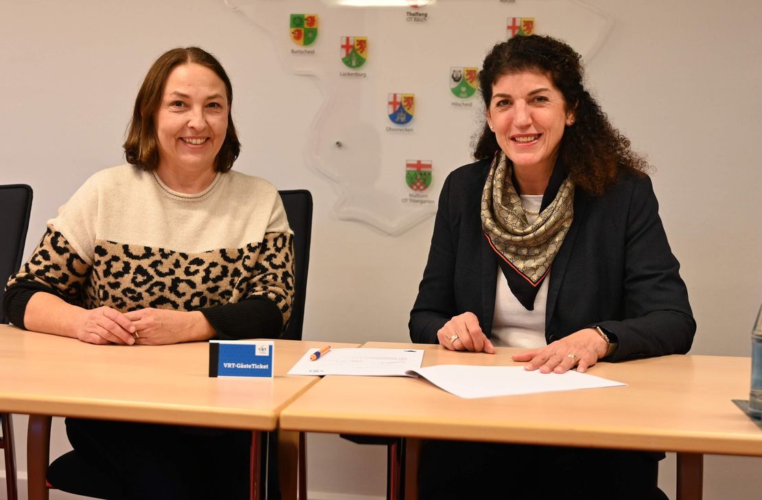 Barbara Schwarz, Geschäftsführerin Verkehrsverbund Region Trier (l.), Vera Höfner, Bürgermeisterin der Nationalpark-Verbandsgemeinde Thalfang am Erbeskopf (r.).
