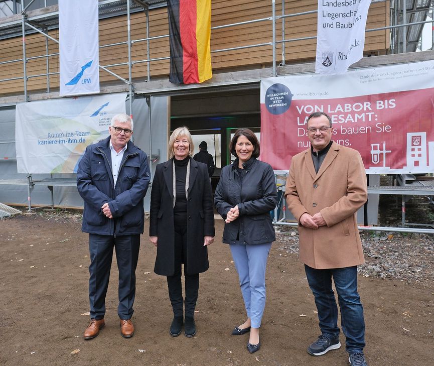 Holger Basten, Geschäftsführer des Landesbetriebs LBB, Finanz- und Bauministerin Doris Ahnen, Verkehrsministerin Daniela Schmitt und der Leiter des LBM Cochem-Koblenz Bernd Cornely.
