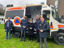 Arbeitsgruppenleiter Thomas Johnen (v.l.), Städteregionsrat Dr. Tim Grüttemeier, die CDU-Bundestagsabgeordnete Catarina dos Santos-Wintz, Abteilungsführer Michael Bartz und Andreas Dovern, Amtsleiter unter anderem für Bevölkerungsschutz in der Städteregion Aachen, inspizieren den neuen »Mannschaftstransportwagen Dekontamination für Verletzte«, der für den Zivilschutz auf dem Katastrophenschutzgelände in Simmerath bereit steht.