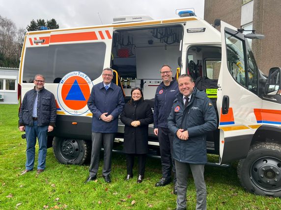 Arbeitsgruppenleiter Thomas Johnen (v.l.), Städteregionsrat Dr. Tim Grüttemeier, die CDU-Bundestagsabgeordnete Catarina dos Santos-Wintz, Abteilungsführer Michael Bartz und Andreas Dovern, Amtsleiter unter anderem für Bevölkerungsschutz in der Städteregion Aachen, inspizieren den neuen »Mannschaftstransportwagen Dekontamination für Verletzte«, der für den Zivilschutz auf dem Katastrophenschutzgelände in Simmerath bereit steht.
