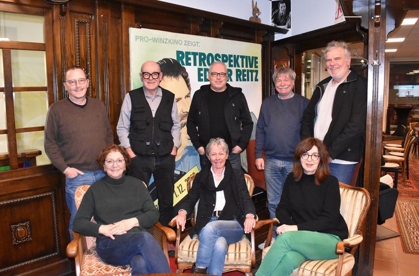 Die Pro-Winzler (stehend, v.l.) Jürgen Prinz, Wolfgang Stemann, Peter Huth, Jan Schröder, Klaus Endres sowie (sitzend, v.l.) Margit Klein, Ursula Stemann und Annette Prinz im Raum9. Es fehlt Berthold Klein.