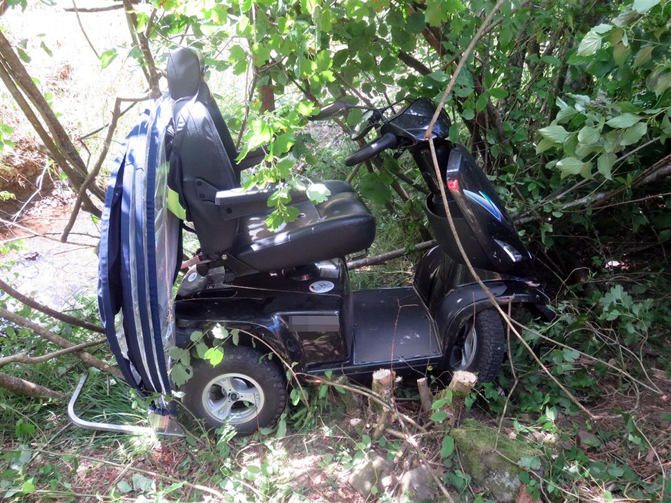 Ein 88-Jähriger ist am Montag, 10. Juli mit seinem Krankenfahrstuhl von der Fahrbahn abgekommen und eine Böschung hinuntergefahren.