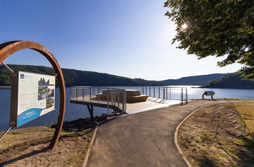 Die neue Seeplattform in Woffelsbach lädt zum Verweilen ein und ist Teil der neuen »Zeitschleifen«-Radrouten.