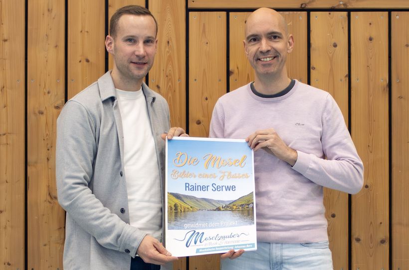 v.l.: Johannes Born (Initiator von »Moselzauber«) und Rainer Serwe (Komponist) bei der Übergabe der Partitur.